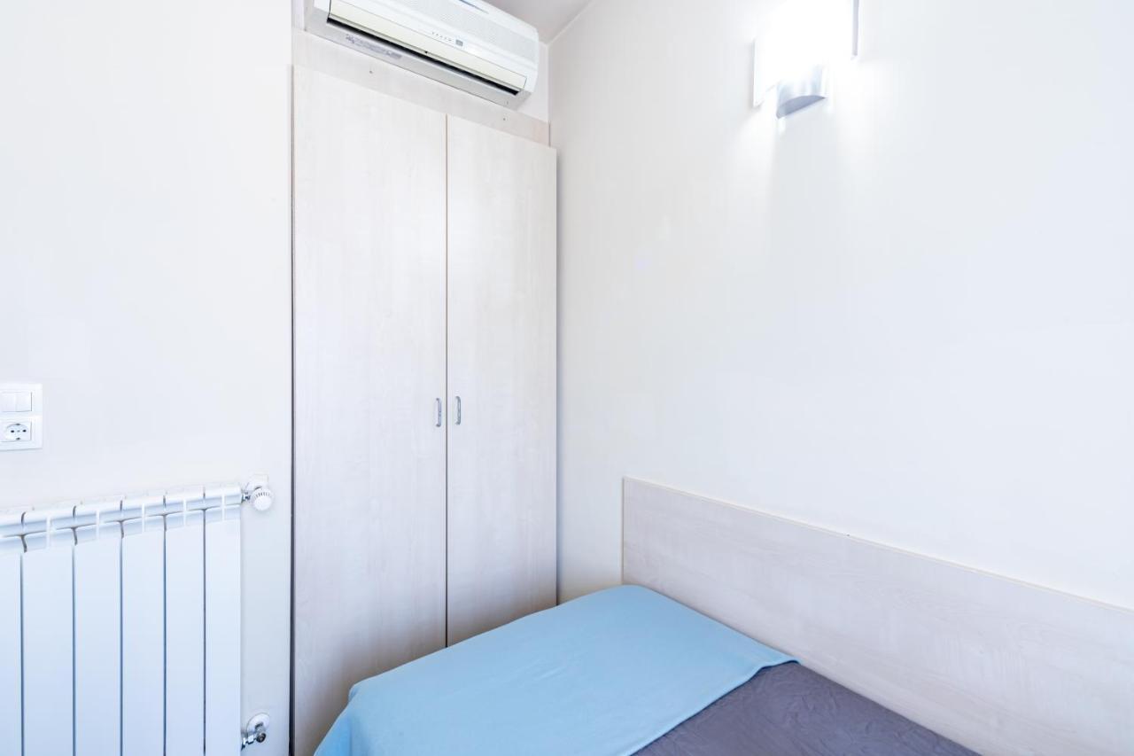 Residencia Universitaria Resa Giner De Los Rios อัลกาลาเดเอนาเรส ภายนอก รูปภาพ