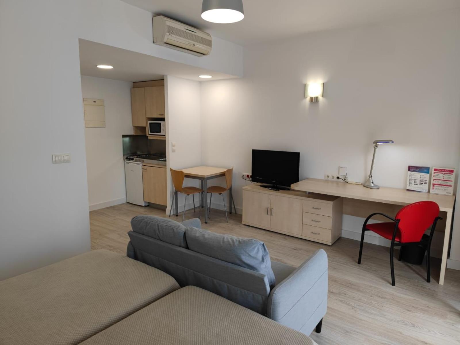 Residencia Universitaria Resa Giner De Los Rios อัลกาลาเดเอนาเรส ภายนอก รูปภาพ