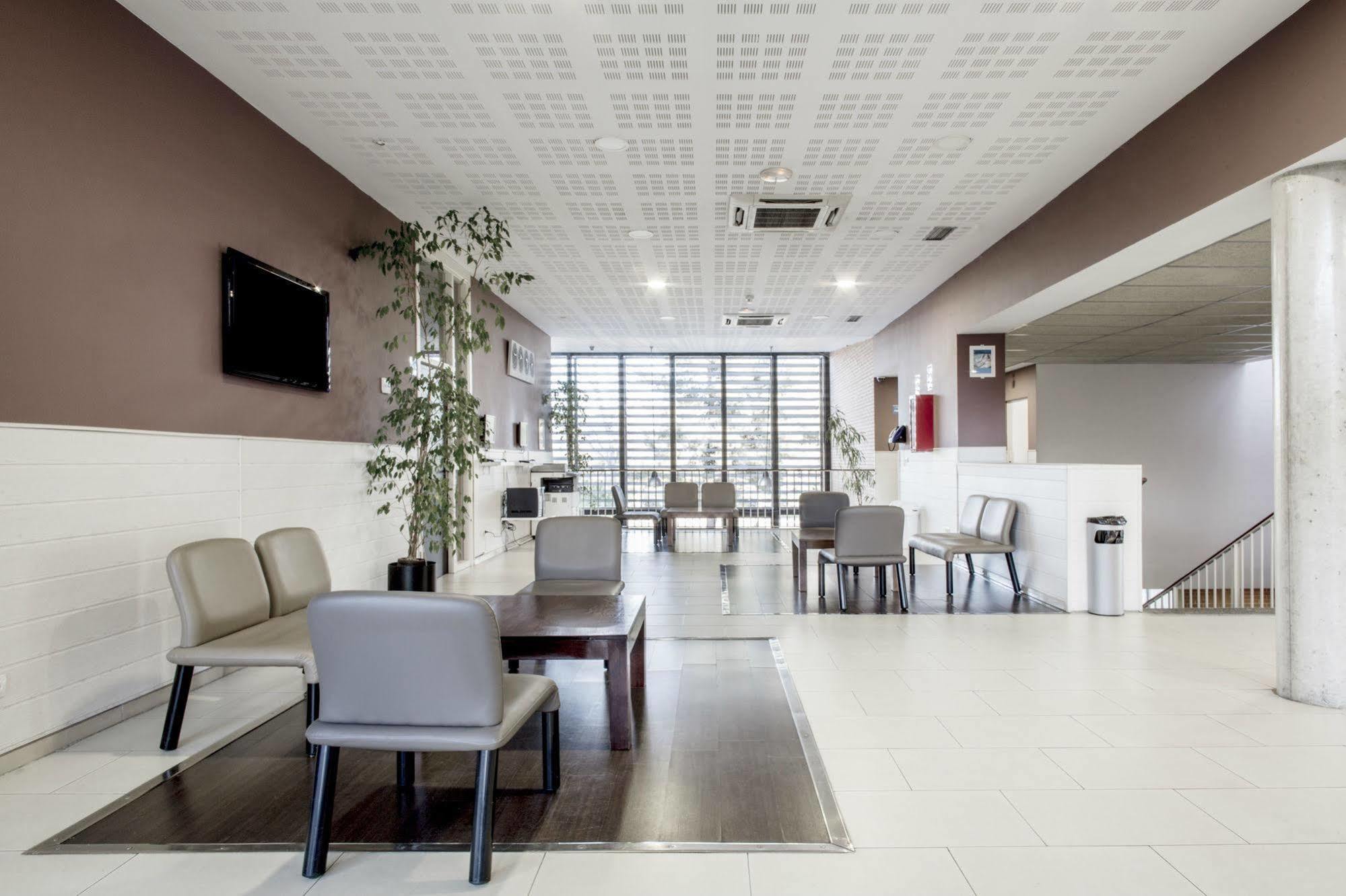 Residencia Universitaria Resa Giner De Los Rios อัลกาลาเดเอนาเรส ภายนอก รูปภาพ