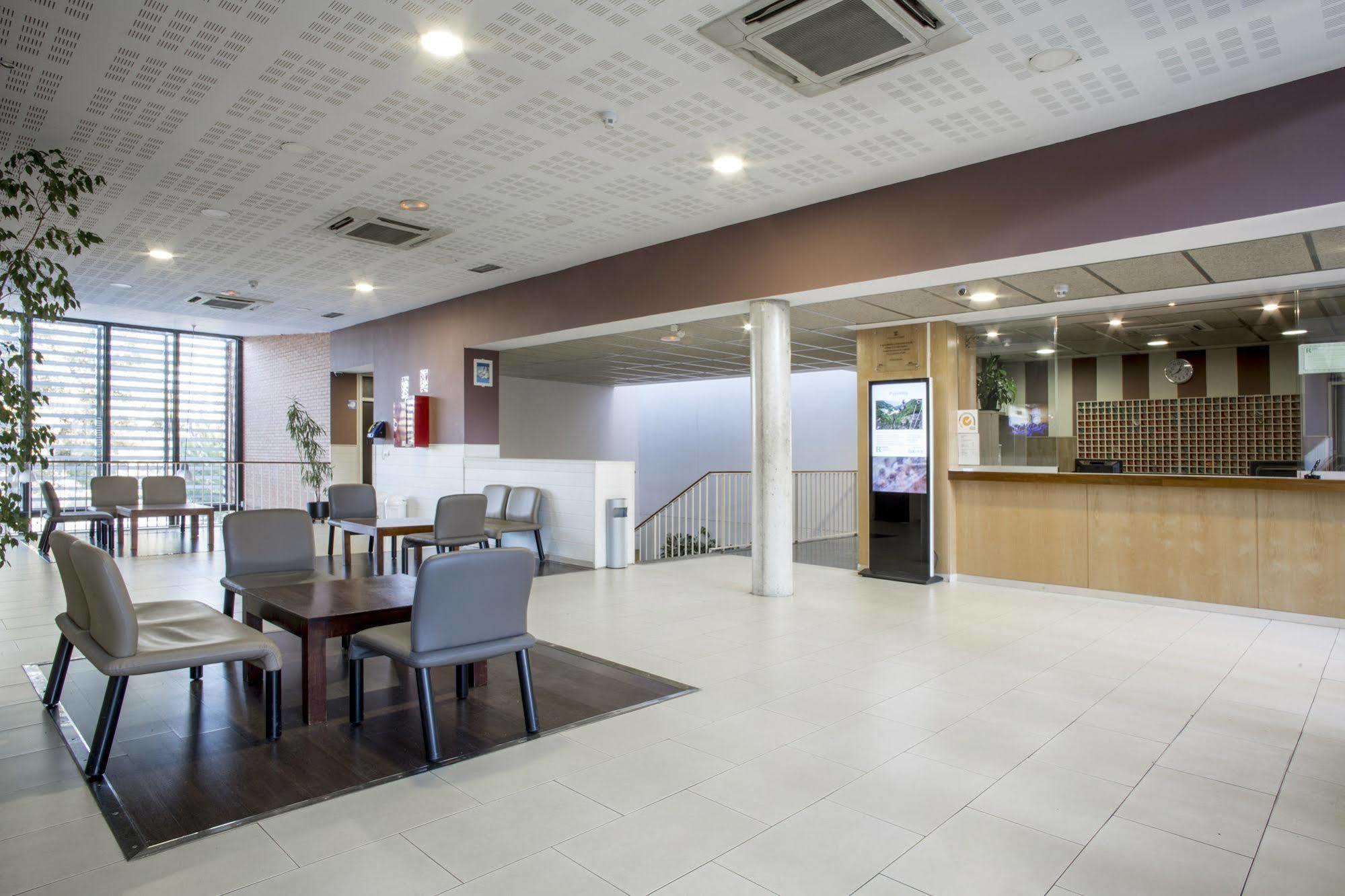 Residencia Universitaria Resa Giner De Los Rios อัลกาลาเดเอนาเรส ภายนอก รูปภาพ