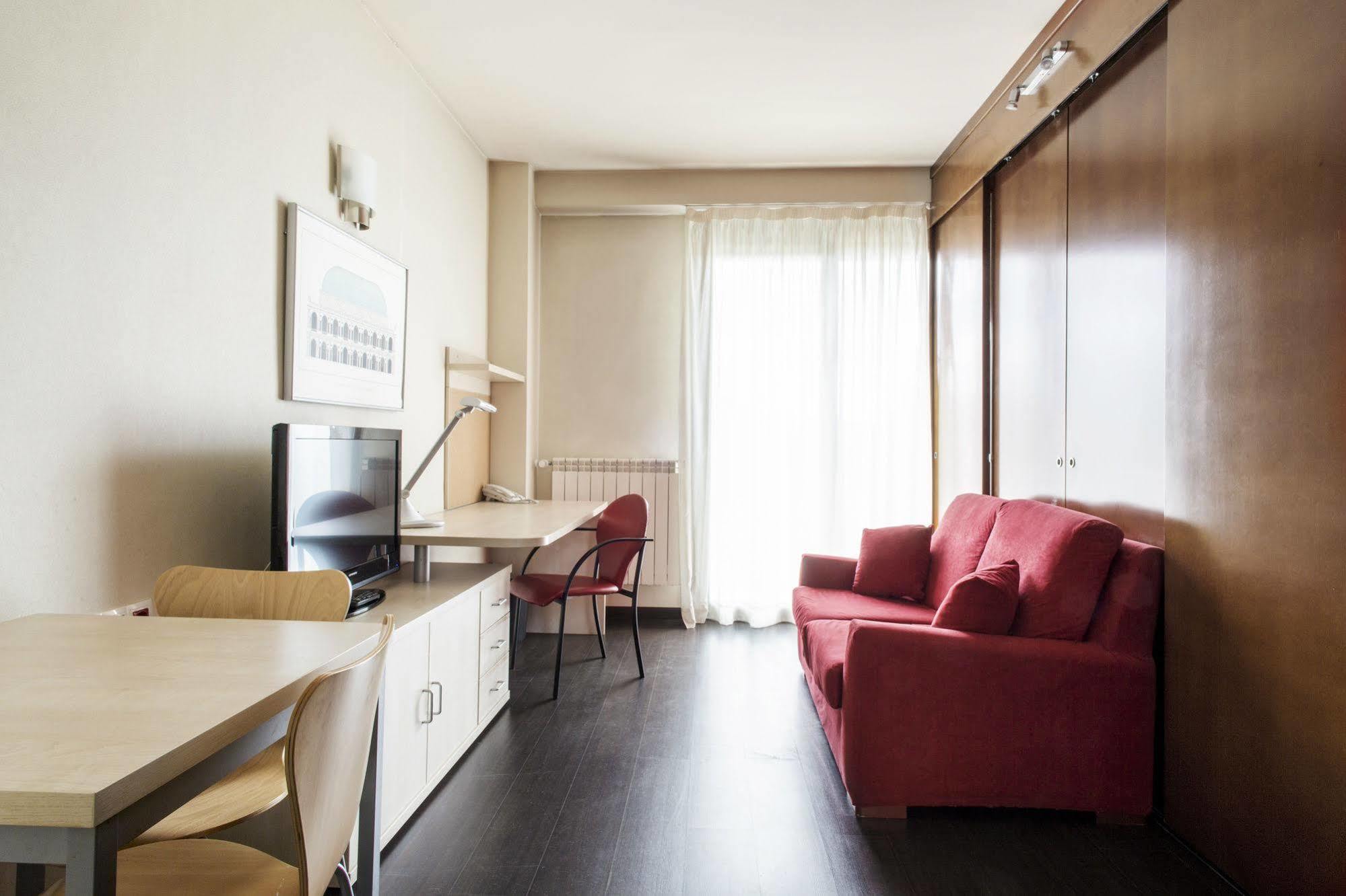 Residencia Universitaria Resa Giner De Los Rios อัลกาลาเดเอนาเรส ภายนอก รูปภาพ