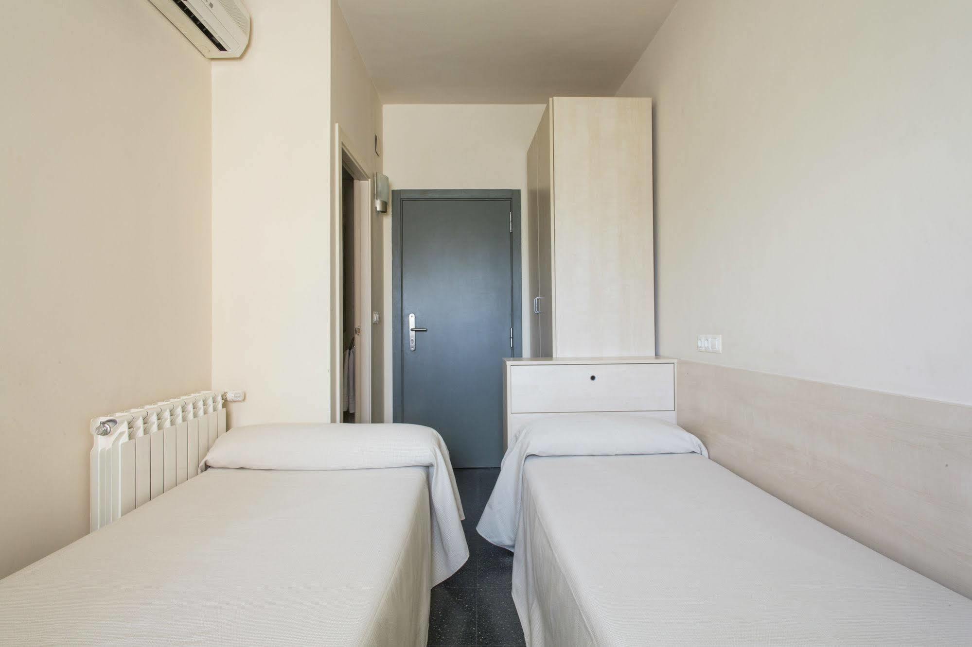 Residencia Universitaria Resa Giner De Los Rios อัลกาลาเดเอนาเรส ภายนอก รูปภาพ