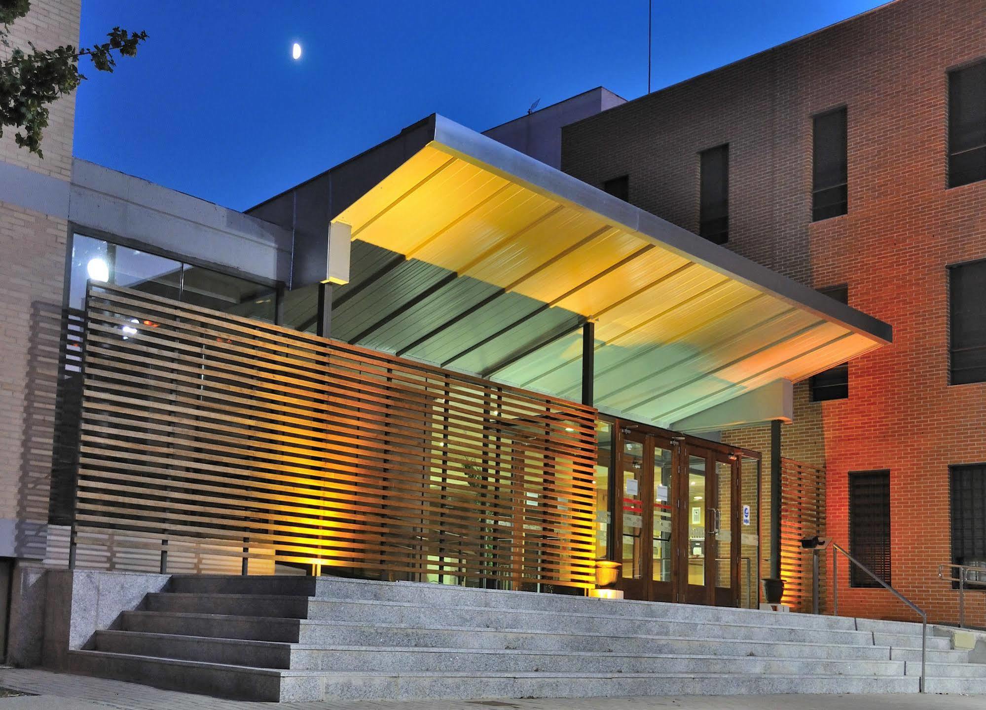 Residencia Universitaria Resa Giner De Los Rios อัลกาลาเดเอนาเรส ภายนอก รูปภาพ
