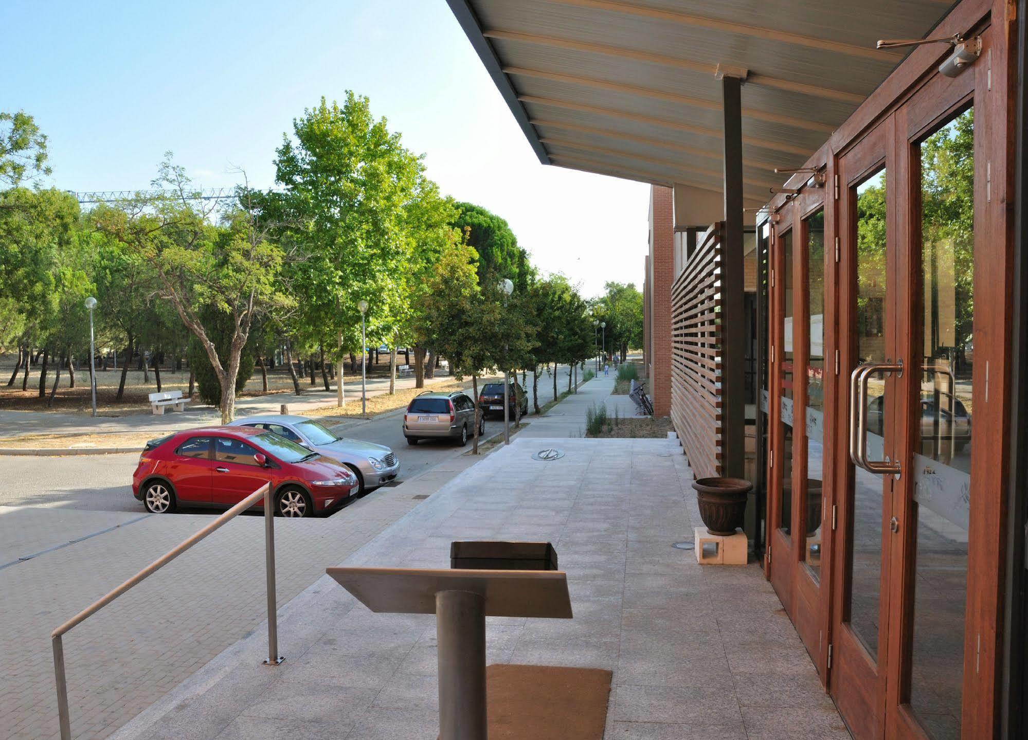 Residencia Universitaria Resa Giner De Los Rios อัลกาลาเดเอนาเรส ภายนอก รูปภาพ