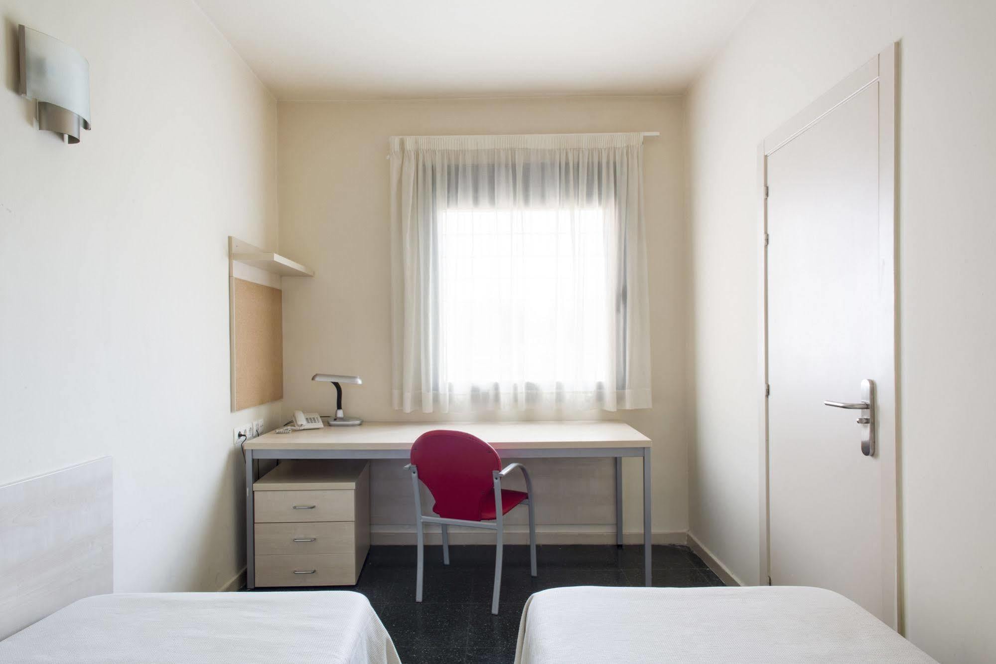 Residencia Universitaria Resa Giner De Los Rios อัลกาลาเดเอนาเรส ภายนอก รูปภาพ