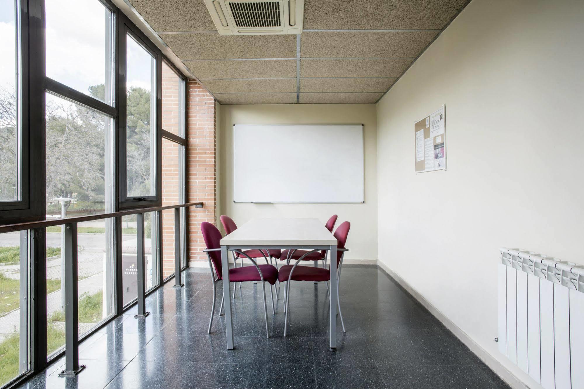 Residencia Universitaria Resa Giner De Los Rios อัลกาลาเดเอนาเรส ภายนอก รูปภาพ