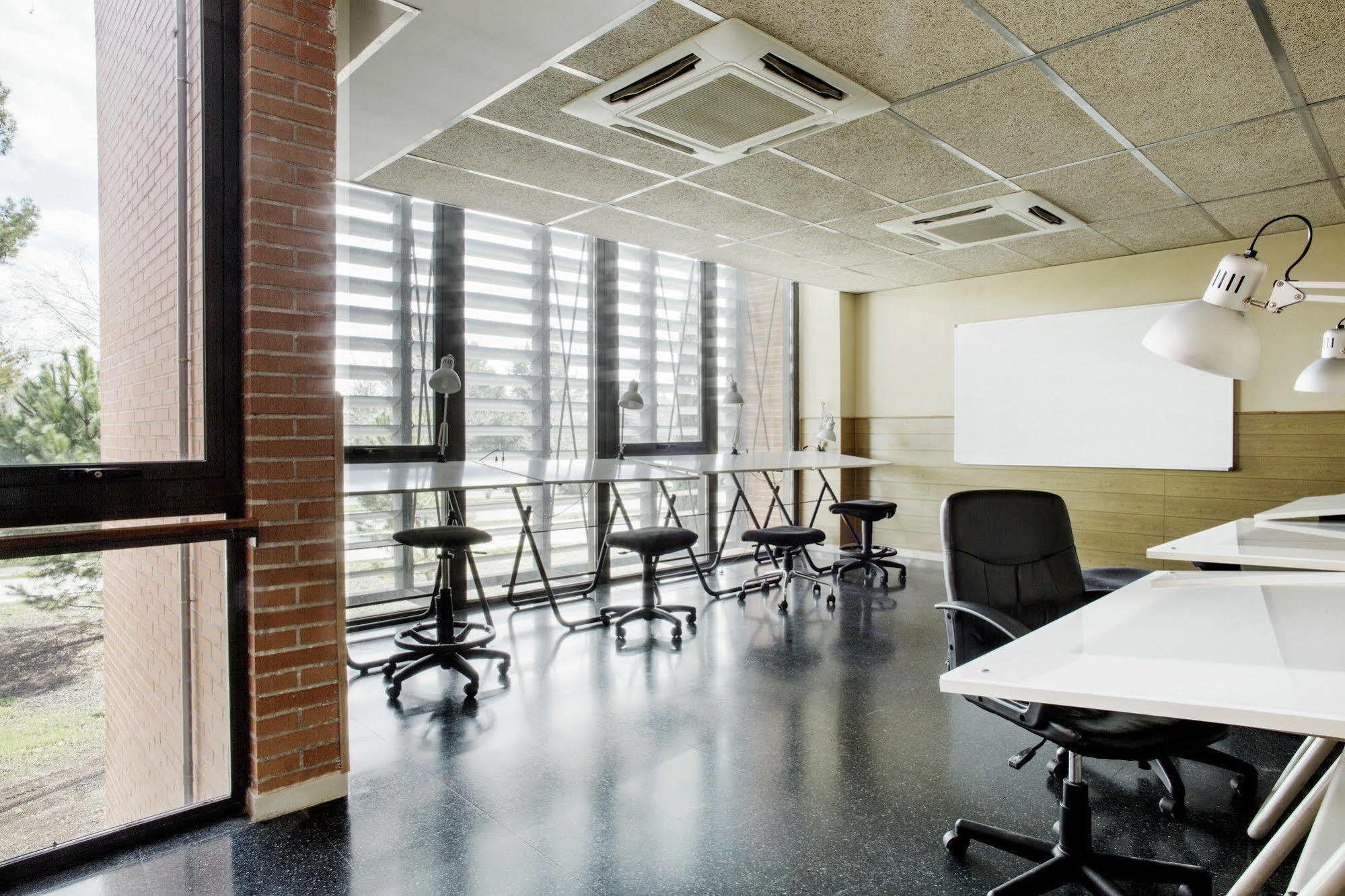 Residencia Universitaria Resa Giner De Los Rios อัลกาลาเดเอนาเรส ภายนอก รูปภาพ
